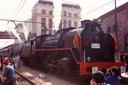 Renfe Mikado 141 F 2413 y 2111 Viaje Lerida-Reus estación de Lérida-Pirineos en 1981.jpg