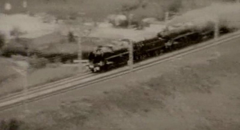 Renfe Mikados 141 F 2413 y 2111 con el tren histórico Barcelona-Portbou a punto de atravesar el túnel de la Robleda.JPG