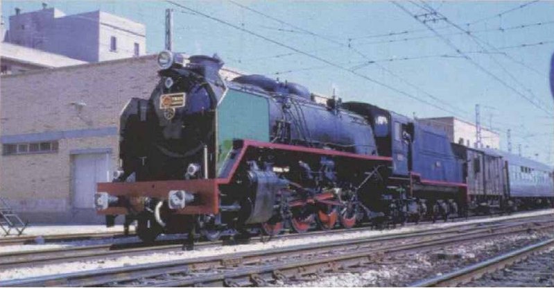 Renfe Mikado 141 F 2413 remolcando un tren especial de escolares a Tarragona desde Barcelona.jpg