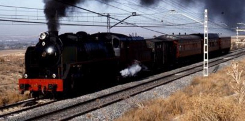 Renfe Mikado 141 F 2413 con el Tren de la Fresa en el año 1985.JPG
