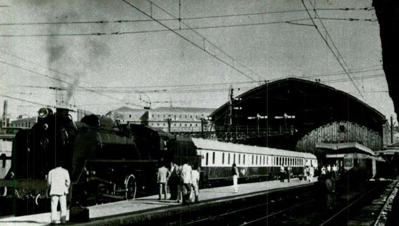 Renfe Mikado 141 F 2111 con el Al-Andalus en la estación de Madrid Atocha.jpg