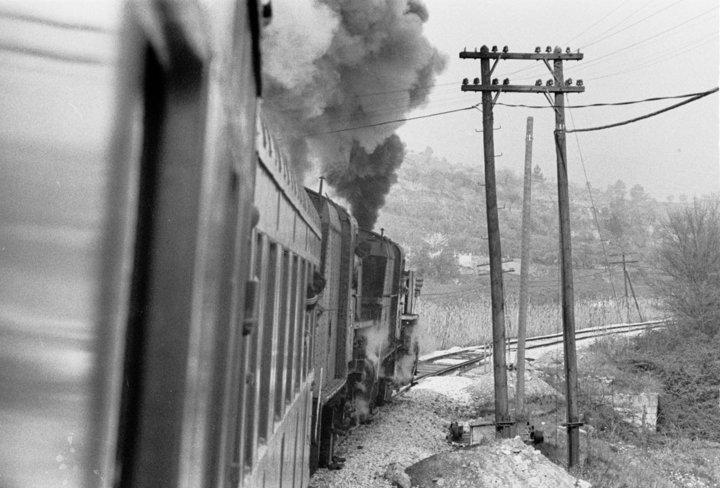 Renfe Mikado 141 F 2413 y 2111 remolcando un tren histórico hacia Lérida en 1981.jpg