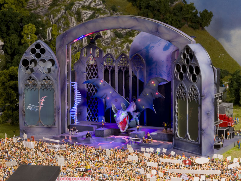 schweiz-konzert-buehne-front 1.jpg