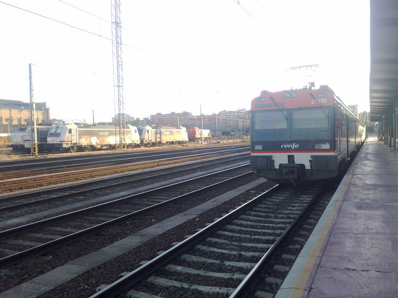 regional y al fondo locomotoras.jpg