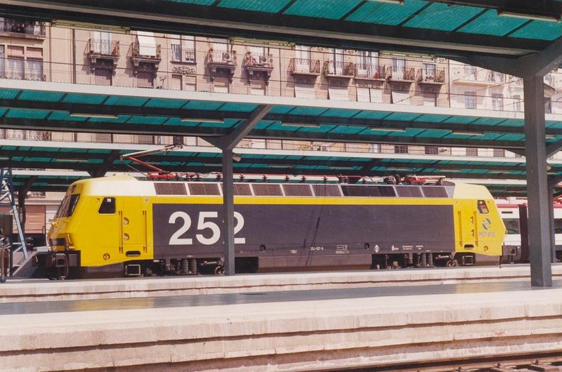 252-017 estacionada esperando tren. Valencia-Nord. 04-1993..jpg