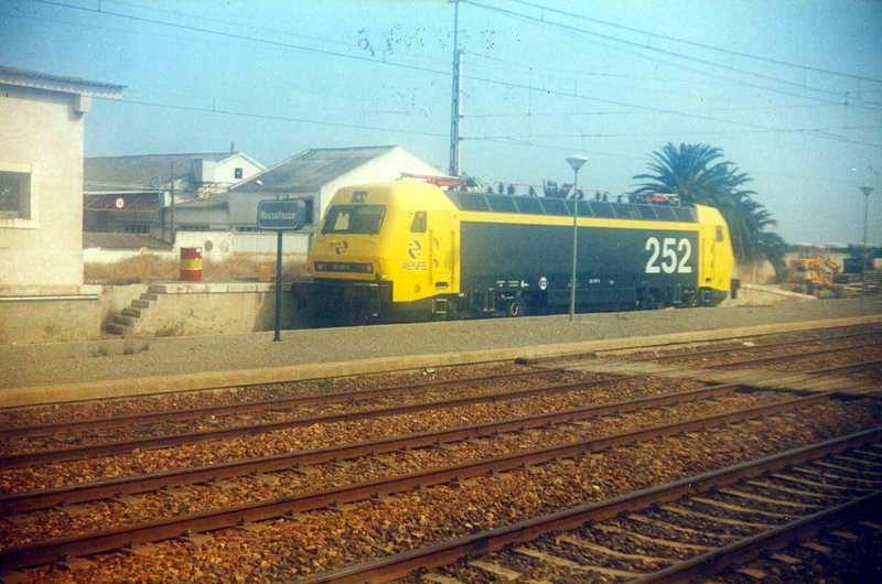 252-017 recién salida de la factoría Meinfesa. Massalfassar, 11-1992..jpg