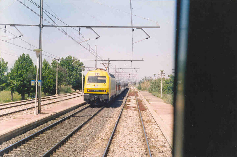 252-017 Talgo Barcelona-Madrid. Zuera, 21-05-1993..jpg