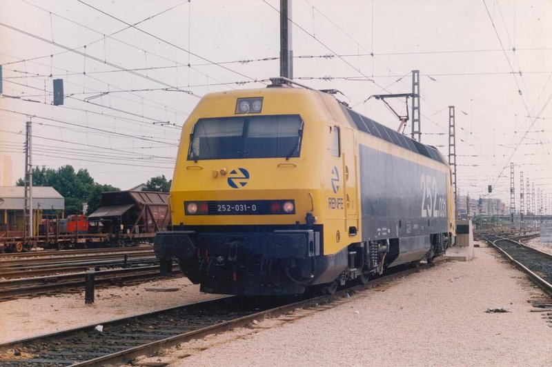 252-031 en la topera de espera, pocos días antes de su accidente. Valencia-Nord, 20-07-1993..jpg