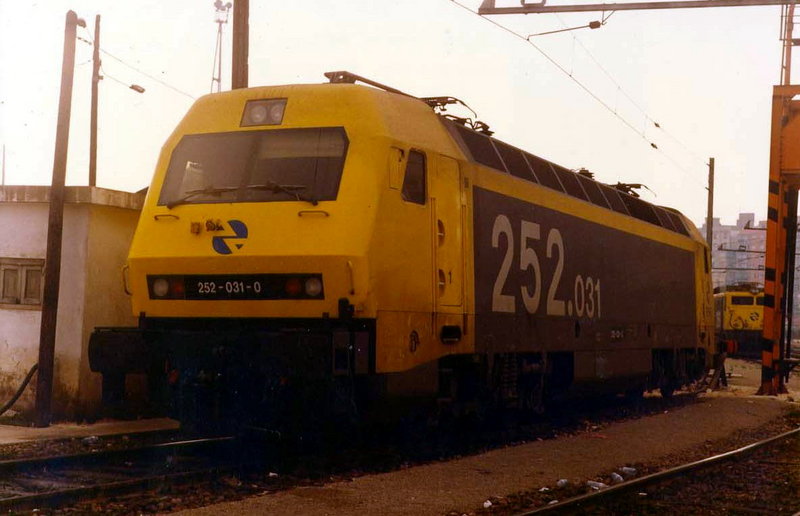 252-031 ya reparada del golpe. Vía 19. Valencia-Nord, 15-12-1994..jpg