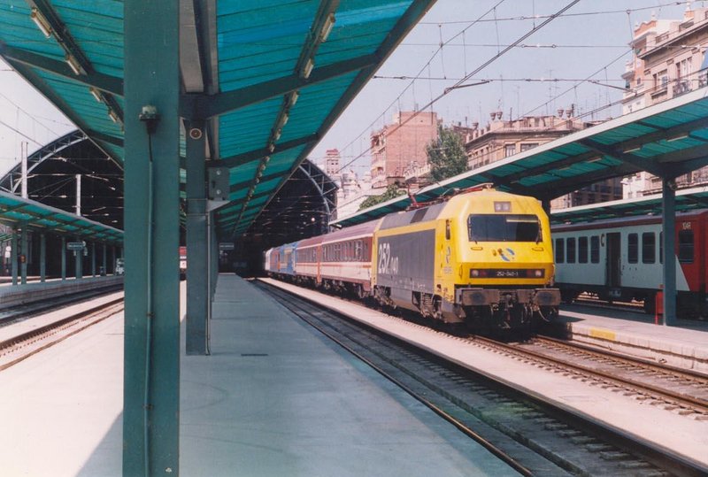 252-040 espera la salida con el Diurno 690 ''Torre del Oro''. Valencia-Nord. 20-07-1993..jpg