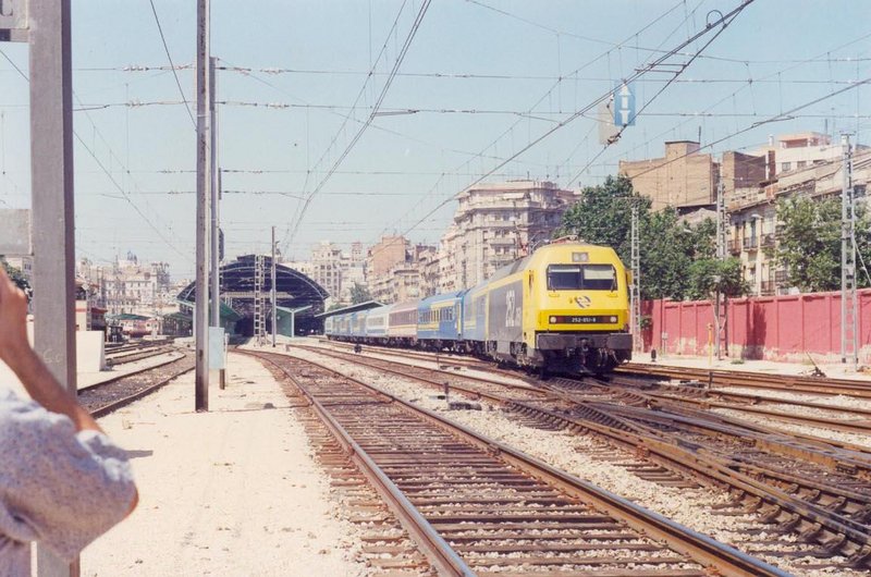 252-051 saliendo con el Diurno 690 ''Torre del Oro'' de Valencia-Nord. 28-07-1993..jpg