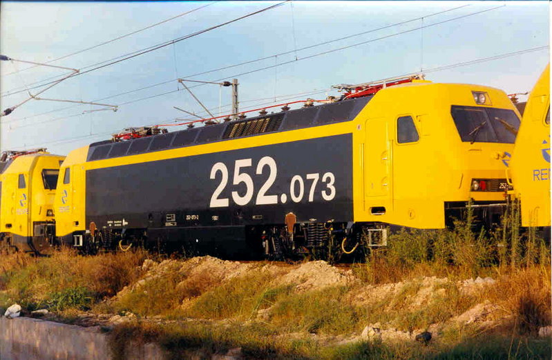 252-073 con las ''peras'' aún sin pintar. Factoría Gec-Alsthom Albuixech, 08-09-1994..jpg