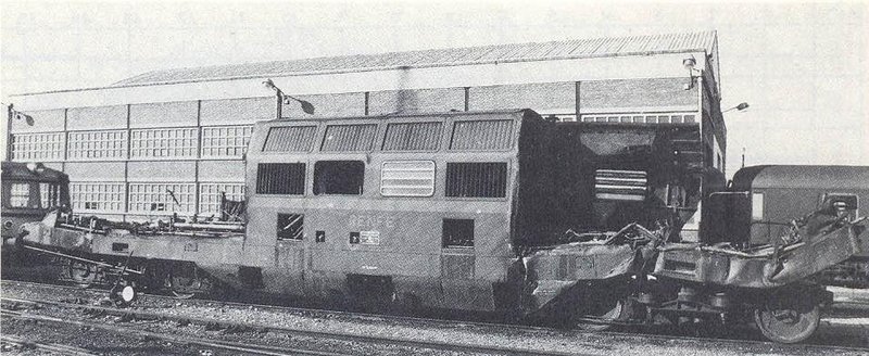 340-012 semidesguazada tras el choque de Torralba contra la 353-003. Cerro Negro, 1981..jpg
