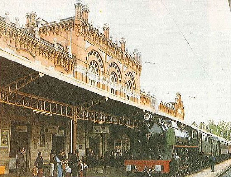 Renfe Mikado 141 F 2111 estacionada con el Tren de la Fresa en Aranjuez.jpg