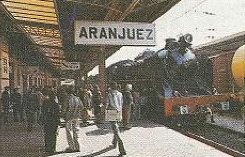 Renfe Mikado 141 F 2111 con el Tren de la Fresa en la estación de Aranjuez.JPG