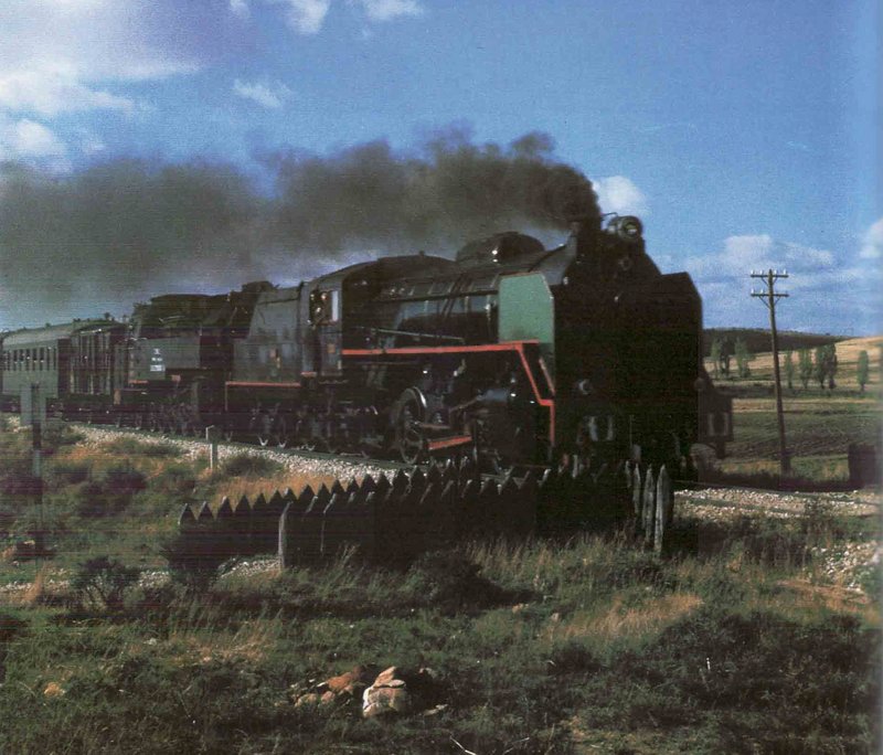 Renfe Mikado 141 F 2111 y la Nº 1 Escatrón remolcan un tren chárter entre Soria y Calatayud el 21 de Octubre de 1984.jpg