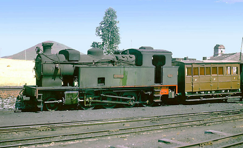 Ferrocarril de Tharsis La Nº 45 Malacón con un vagón de 2ª clase de un tren de viajeros pasando por Empalme.jpg