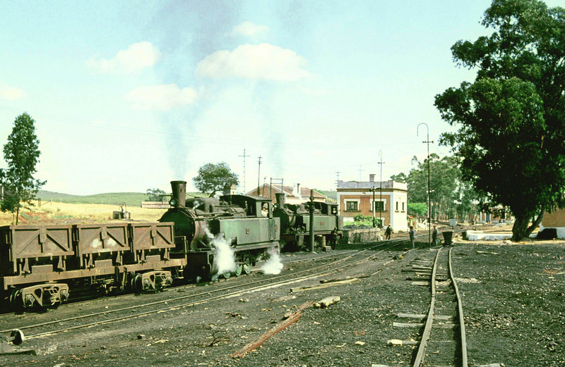 Ferrocarril de Tharsis Las Nº 32 San Bartolome y Nº 52 Gua en la estación del Empalme en cola de los trenes cargados de piritas de cobre provenientes de Tharsis y La Zarza.jpg