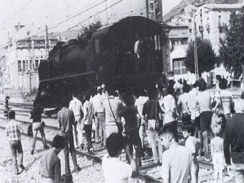 Renfe Mikado 141 F 2413 separada del tender en Ripoll para proceder a la complicada vuelta en la reducida placa giratoria.jpg