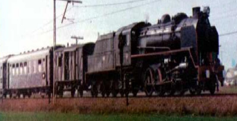 Renfe Mikado 141 F 2413 camino de Ripoll.jpg