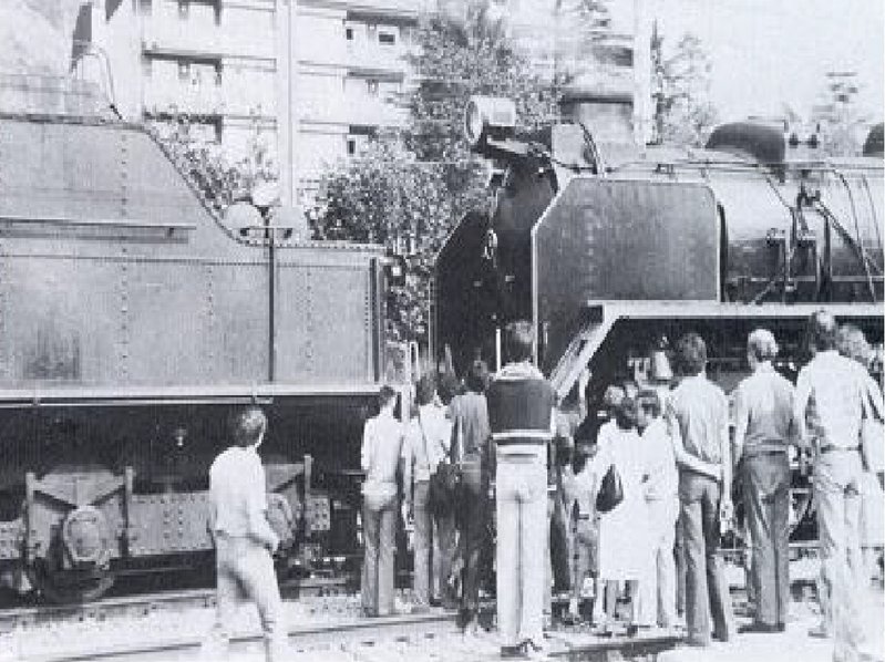 Renfe Mikado 141 F 2413 empujando a su propio tender para darle la vuelta en la placa giratoria en Ripoll.jpg