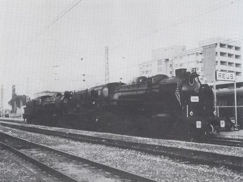 Renfe Mikados 141 F 2413 y 2111 en dobel tracción en Reus con motivo de las Jornadas Escolares del Tren en Reus el 5 de Abril de 1981.jpg
