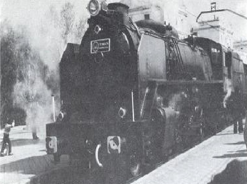 Renfe Mikado 141 F 2413 con el tren histórico de la Semana Escolar de Tarragona resoplando en Villanueva y Geltrú el 30 de Marzo de 1980.jpg