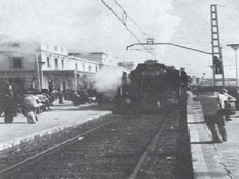 Renfe Mikado 141 F 2413 resoplando con el tren histórico de la Semana Escolar de Tarragona en Villanueva y Geltrú el 30 de Marzo de 1980.jpg