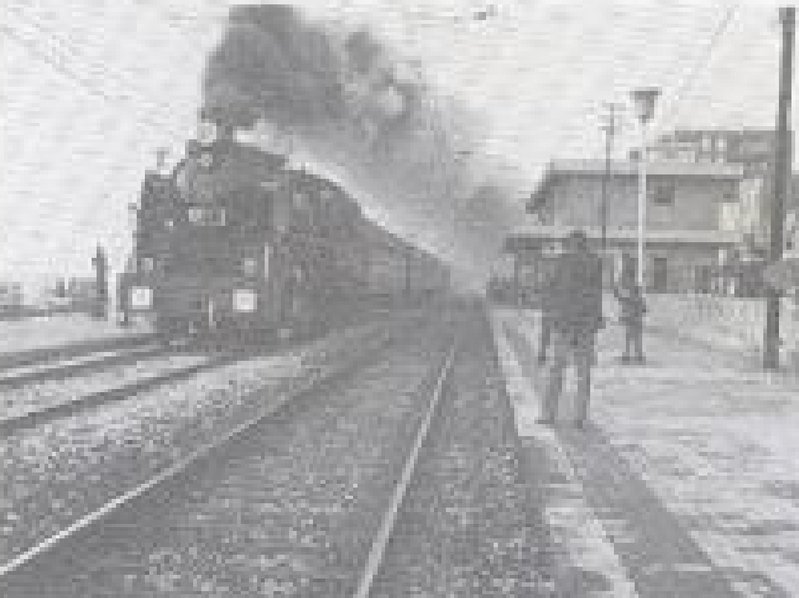 Renfe Mikado 141 F 2413 con el tren histórico entre Barcelona y Mataró con motivo de la clausura de la Exposición Trenes y Estaciones de Barcelona el 1 de Mayo de 1981.jpg