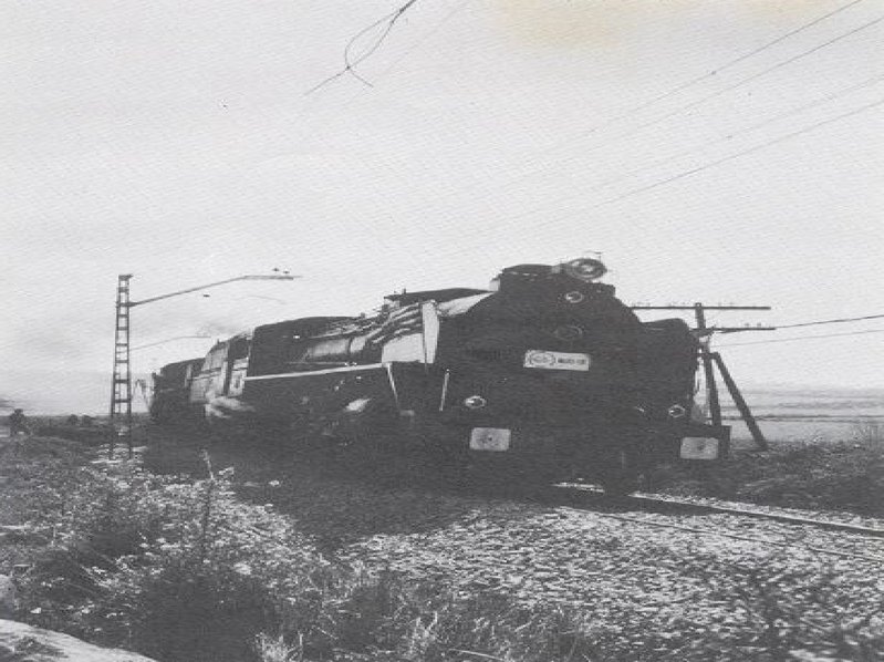 Renfe Mikados 141 F 2413 y 2111 camino de Lérida desde Reus,Sabadell y Terrasa el 5 de Abril de 1981.jpg