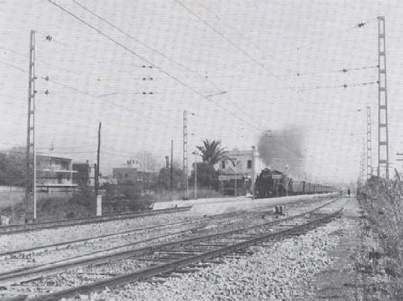 Renfe Mikado 141 F 2413 con el tren histórico de la Semana Escolar de Tarragona en Cubellas el 30 de Marzo de 1980.jpg