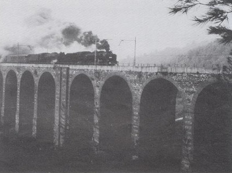 Renfe Mikados 141 F 2413 y 2111 camino de Lérida vía Manresa el 5 de Abril de 1981 pasando lentamente por el víaducto de Olesa de Montserrat poco antes de Manresa.jpg
