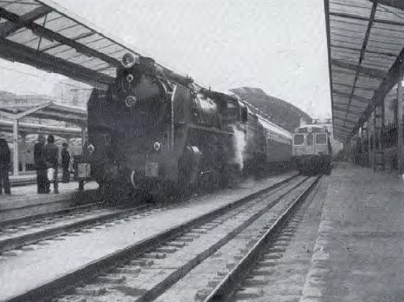 Renfe Mikado 141 F 2413 con un tren histórico con motivo del Congreso de la Federación en la estación de Valencia Fuente San Luis.jpg