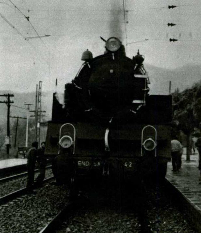 Ferrocarril Andorra Escatrón,la Nº 1 Escatrón con el tren histórico a Ripoll con motivo del 40 Aniversario de la AAFB realizado el 26 de Octubre de 1985 en San Martín de Centellas.jpg