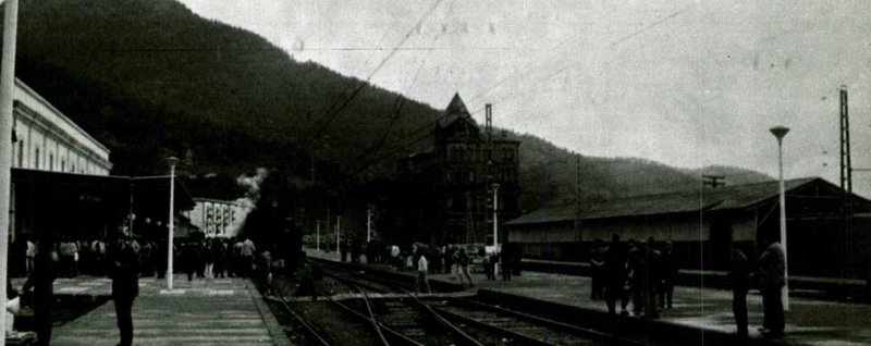 Ferrocarril Andorra Escatrón,la Nº 1 Escatrón con el tren histórico a Ripoll con motivo del 40 Aniversario de la AAFB realizado el 26 de Octubre de 1985 en Ripoll.jpg