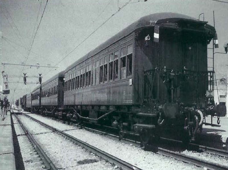 Renfe Mikado 141 F 2413 con un tren especial en la estación de San Vicente de Calders realizaba un viaje entre Barcelona y Reus con motivo de la feria Rodatur del 21 de Abril de 1986.jpg