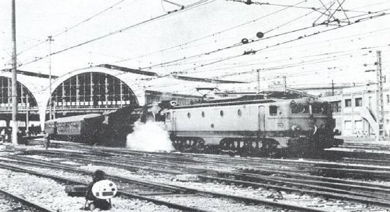 Renfe Mikado 141 F 2413 remolcada por una 276 para sacarla de los túneles de Barcelona en su salida a Tarragona el 30 de Marzo de 1980 con motivo de la Semana del Tren en Tarragona.jpg