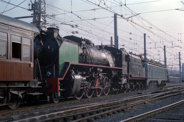 Renfe Mikado 141 F 2413 con una Alsthom 7602 remolcando unos costas desde Calella en la estrada de Barcelona-Francia en Abril de 1986.jpg