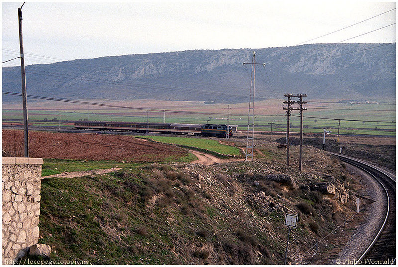 e161 333-092 llegando a Moreda con el Expreso nº 11904-5 procedente de Almería. 27 de enero de 1985.jpg