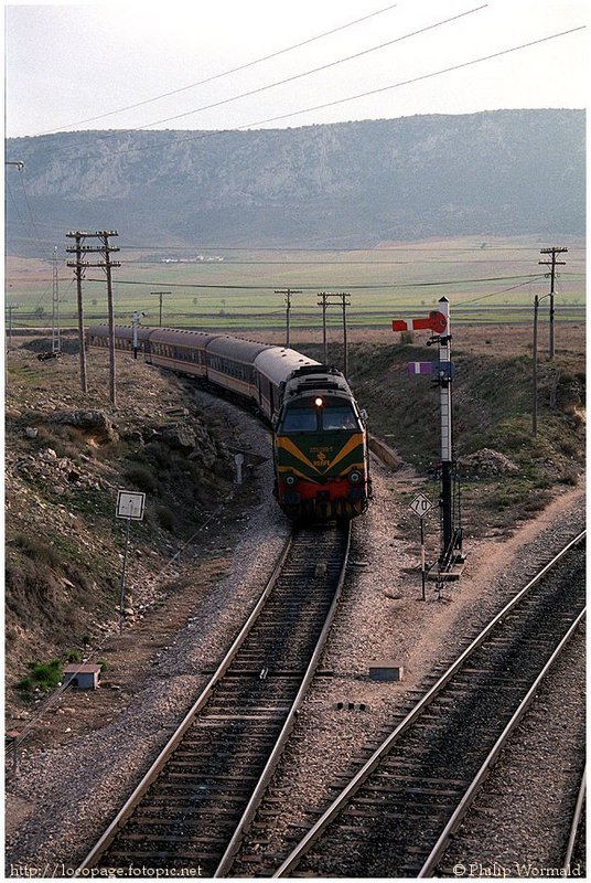 e161b 333-092 llegando a Moreda con el Expreso nº 11904-5 procedente de Almería. 27 de enero de 1985.jpg