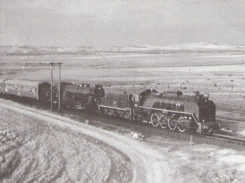 Renfe Mikado 141 F 2111 y MZA 1701 remolcan el tren del Morop del25 de Septiembre de  1986 a Toledo por Algodor.jpg