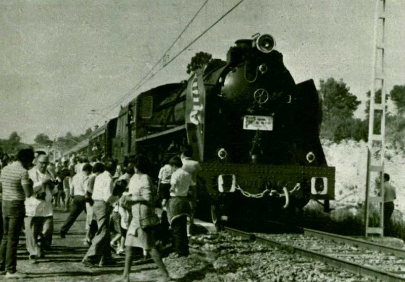 Renfe Mikado 141 F 2111 remolcando el tren conmemorativo del Centenario de la línea de Reus a Roda de Bara el 14 de Octubre de 1984.jpg
