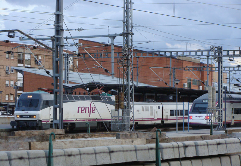 45-252-008 con el Talgo P. nº09331 estacionado en Puertollano, 26-09-2011..jpg