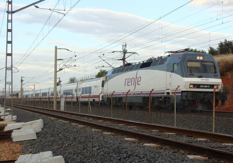 43-252-015 con el Talgo Pendular a Algeciras, Puertollano 26-09-2011..jpg