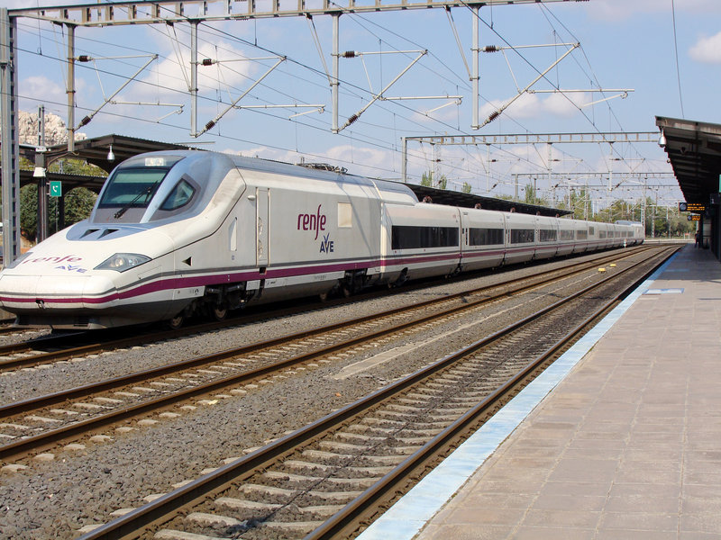 2-AVE s-102 haciendo su breve parada en Puertollano, 23-10-2010.jpg