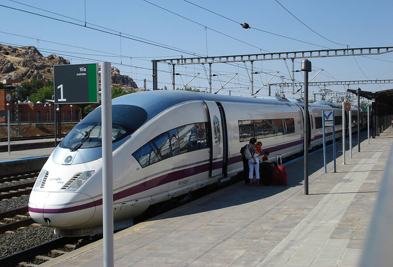 AVE 103 durante su breve parada en P.Llano haciendo el serv. Sevilla-Barcelona, 3-07-2010.jpg