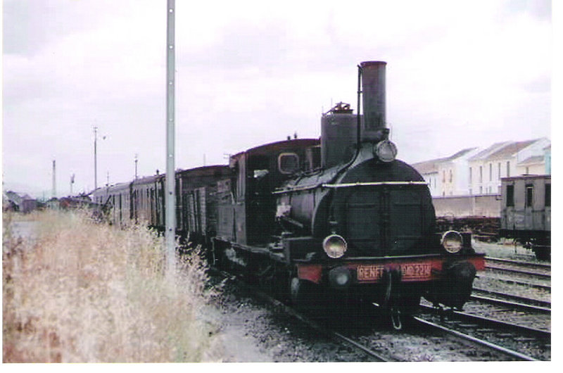 Maq. 040-2214, en Puente Genil haciendo la maniobra al correo.jpg