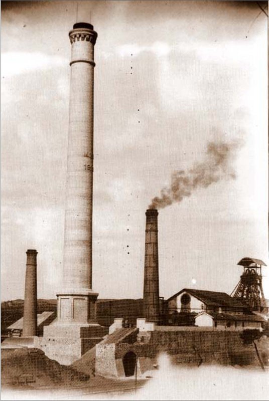 Chimenea de la mina La Reunión..jpg