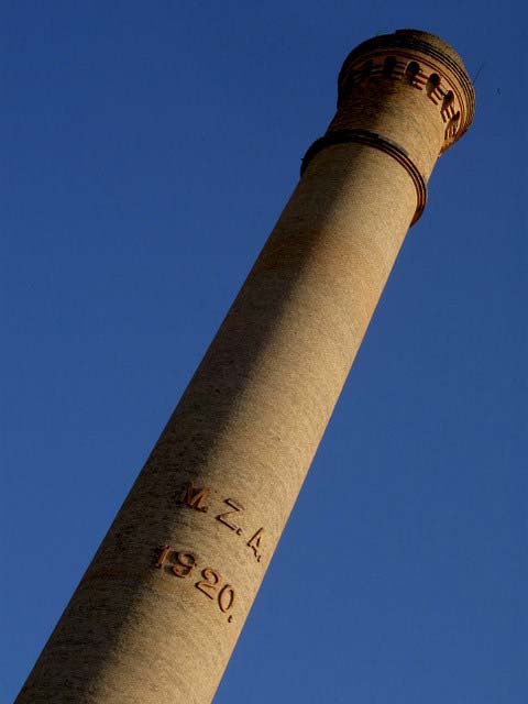 Chimenea de 1920, con las letras de MZA..jpg