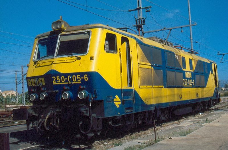 250-005 esperando pasar revisión. Depósito de Valencia-FSL. 17-02-1998..jpg